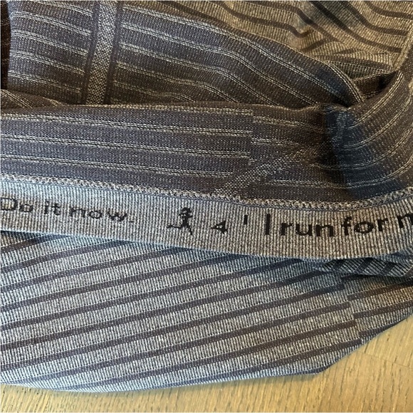 Lululemon Run Swiftly Tech Tank Size 4 in Striped Grape GUC - Picture 7 of 9